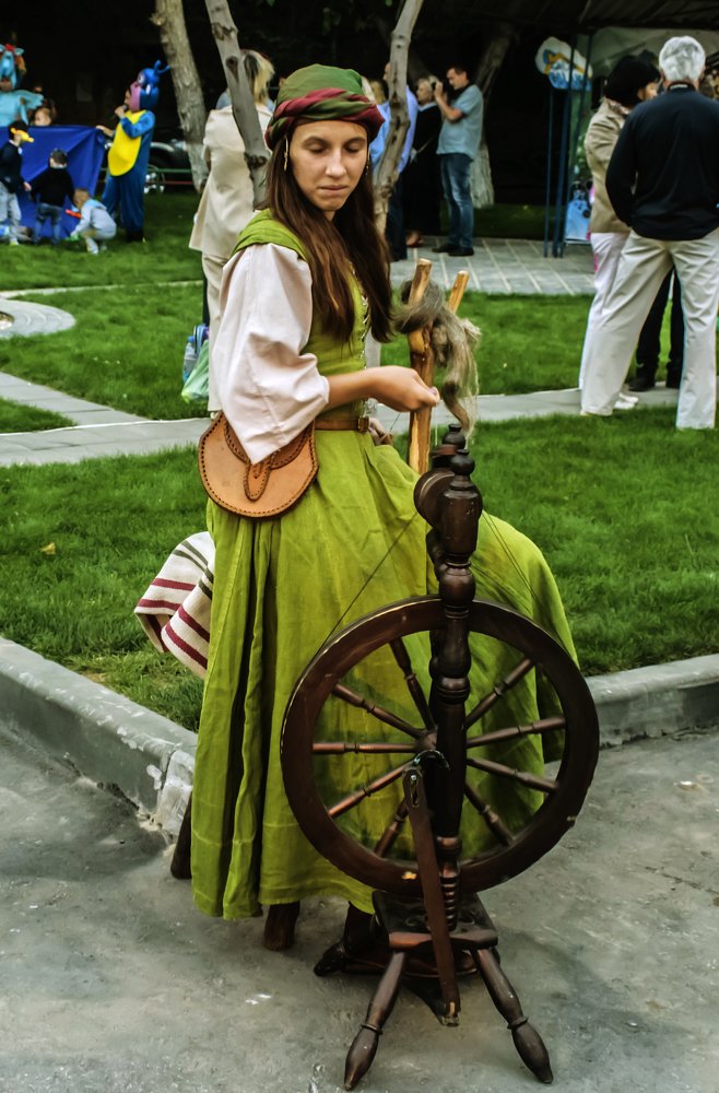 Девица под окном пряла как-то вечерком