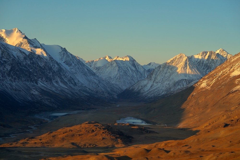 На рассвете в горах Алтая