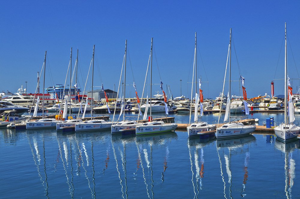 Голубое небо и море сочинского порта
