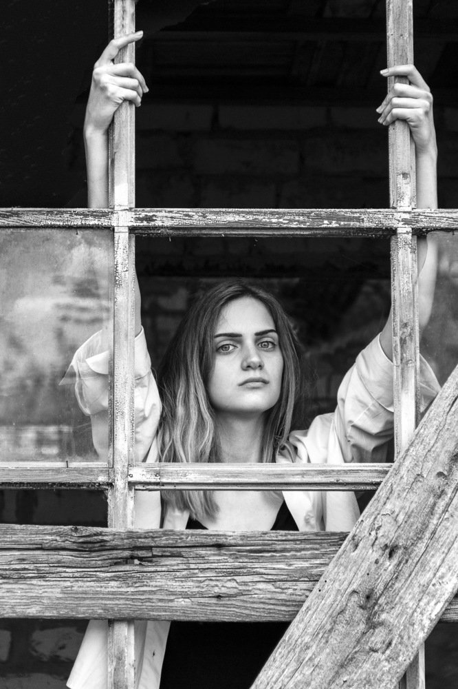 За разбитым окном