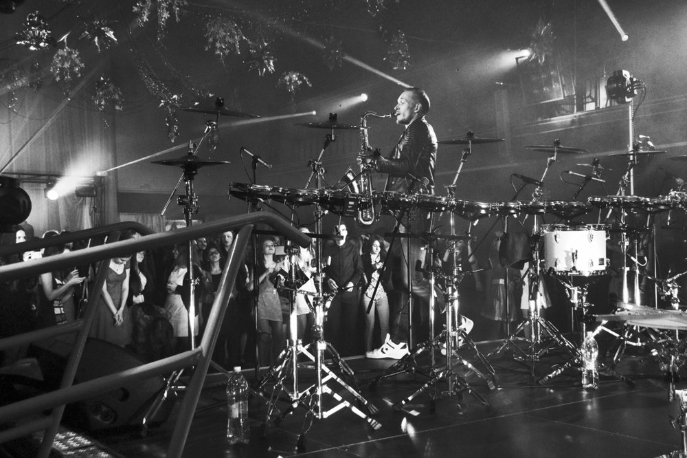 Играет одинокий саксофон