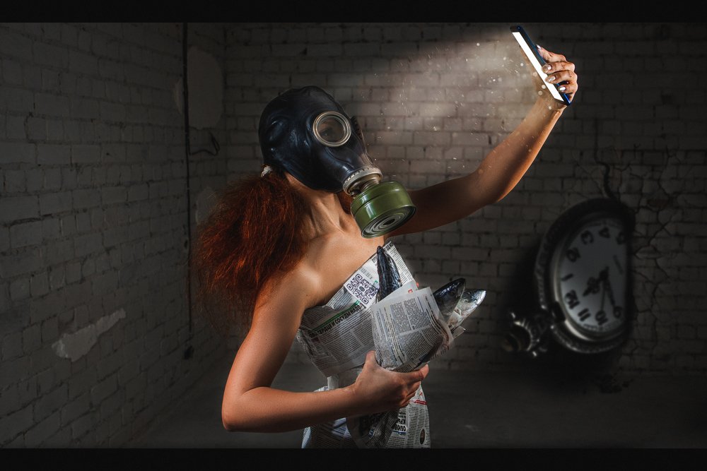 Часы в стене и букет из рыб