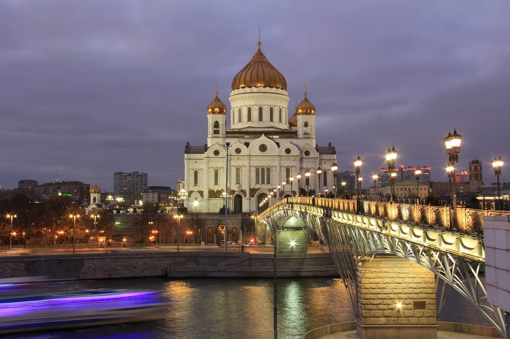 Фиолетовый вечер в Москве