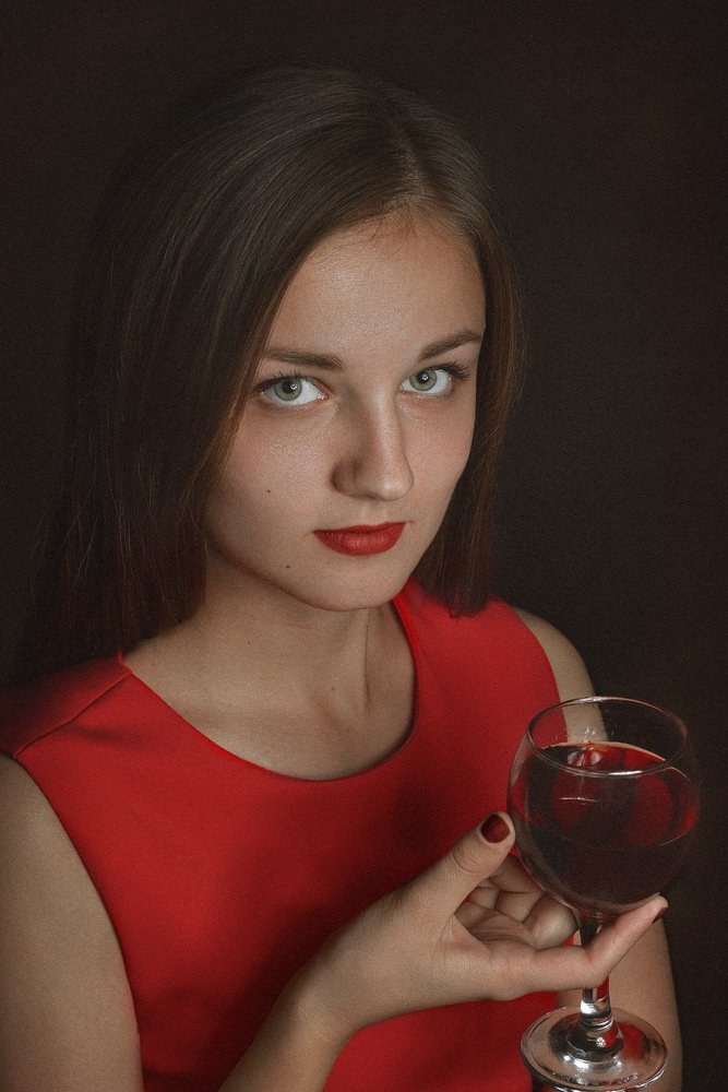 Девушка в красном