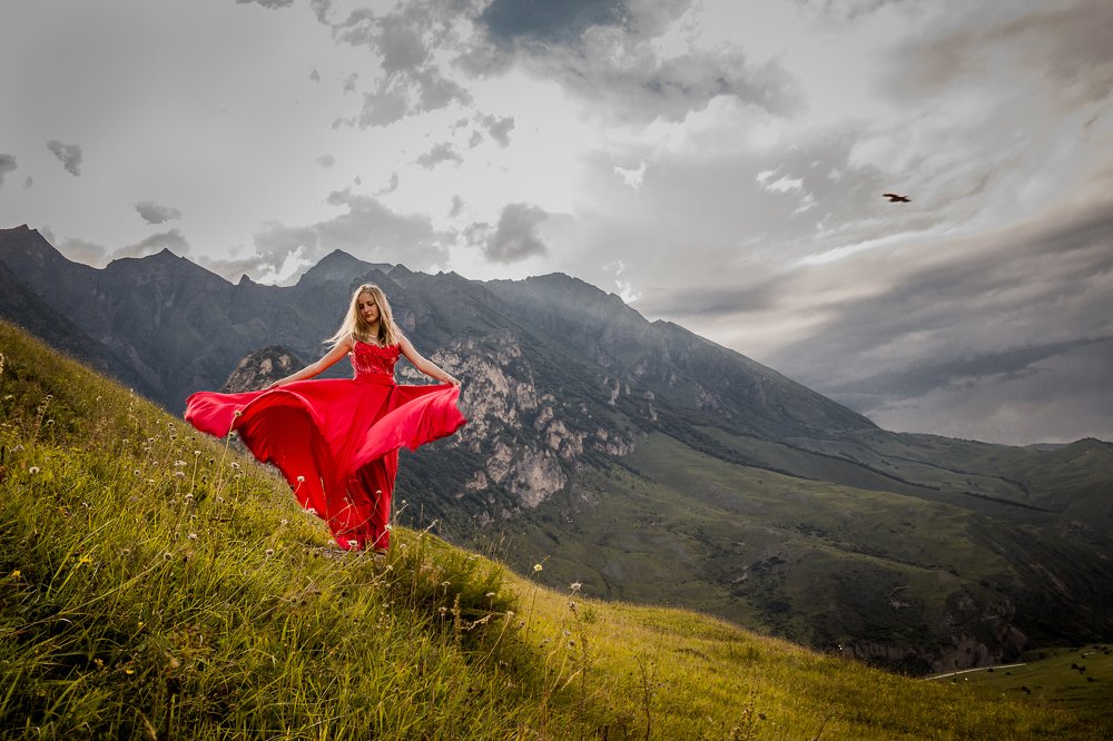 Девушка, платье и горы