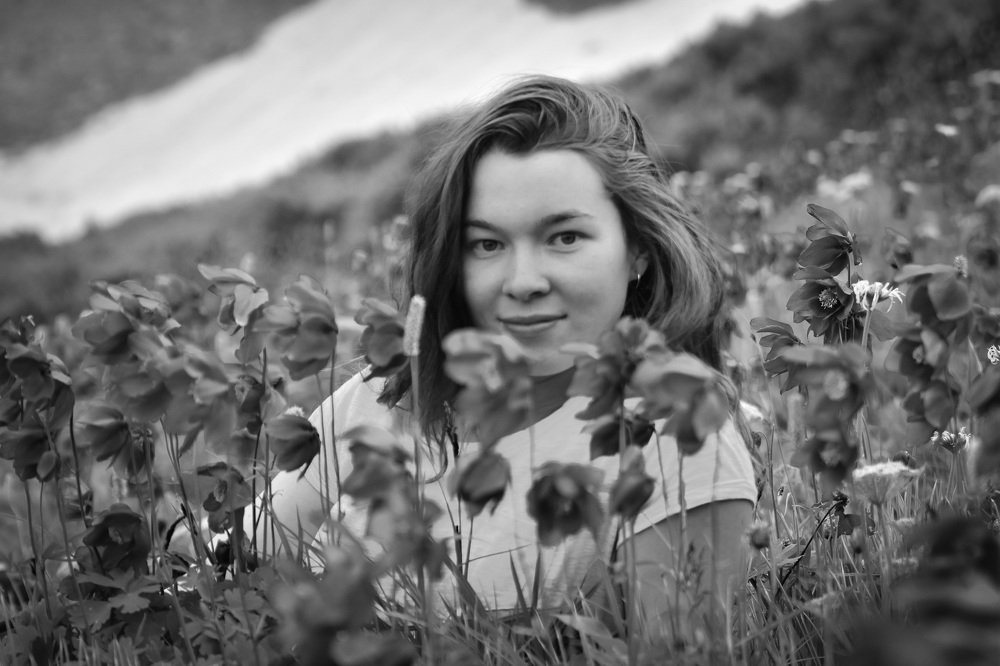 Девушка в цветочном поле