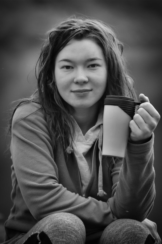 Девушка с кружкой в руках