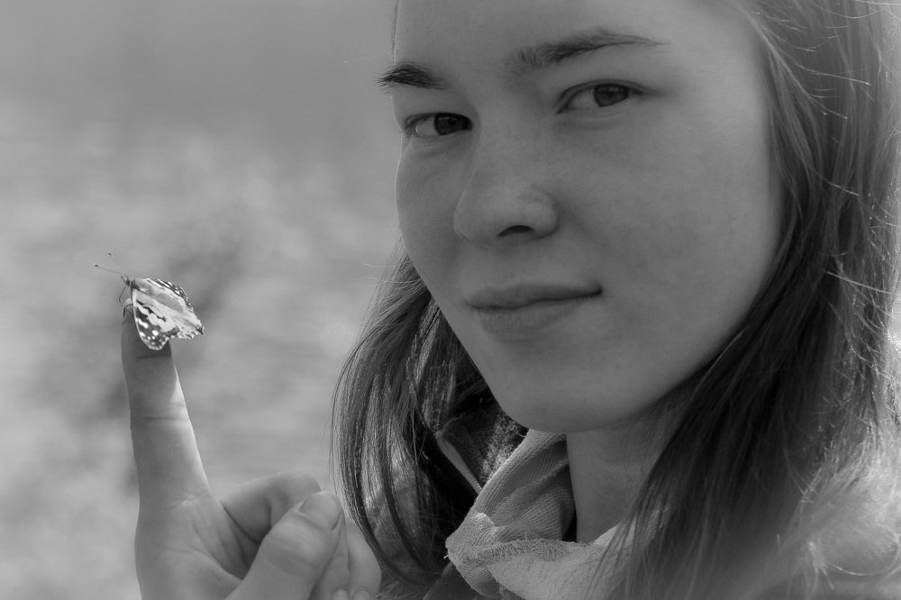 Девушка с бабочкой на руке