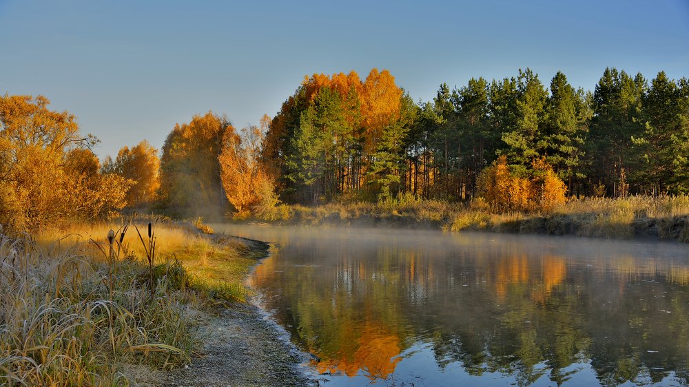 Река и осень.