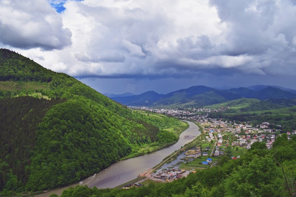 А где-то там гроза....