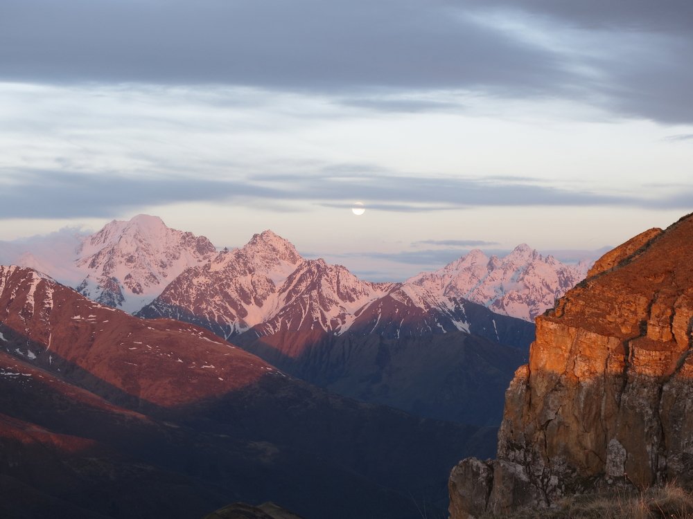 Рассвет в горах Северной Осетии