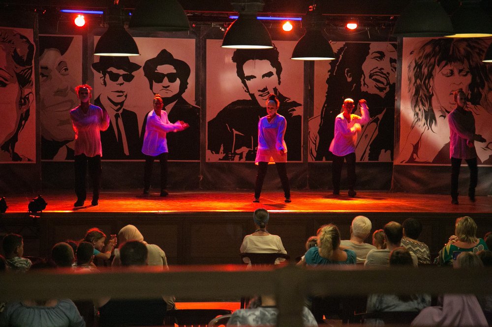 На сцене  вечернего клуба