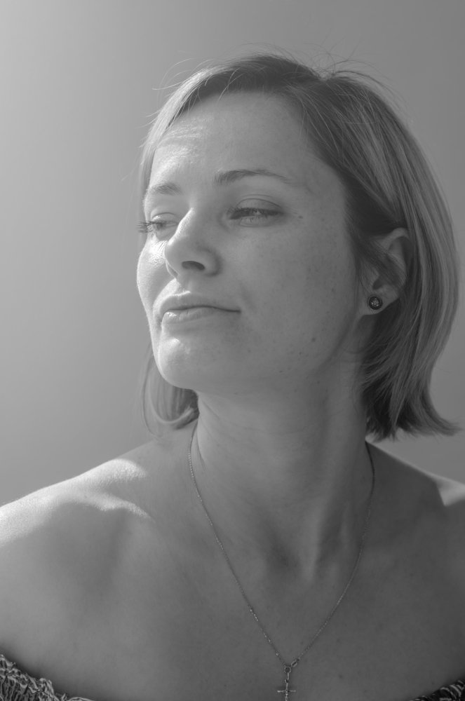 Портрет девушки в солнечных лучах.