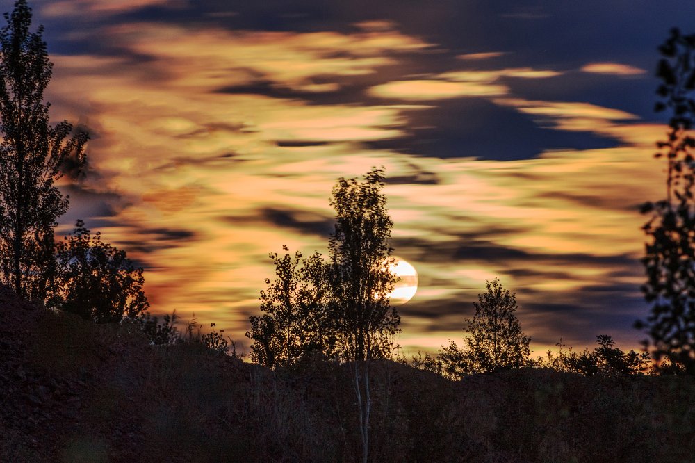 Восход полной луны.