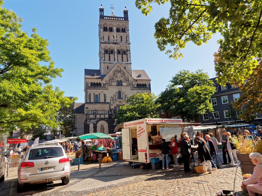 Большая средневековая церковь