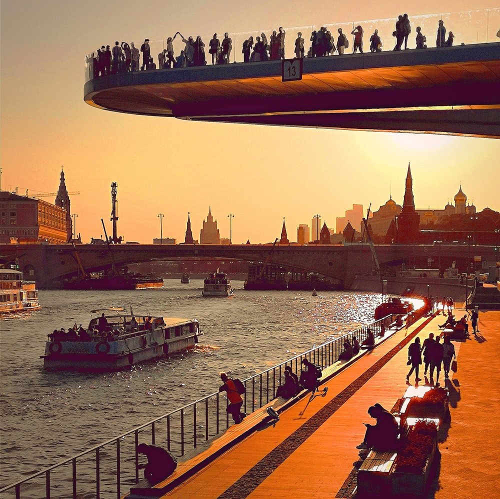 Закат в Зарядье у Парящего моста.