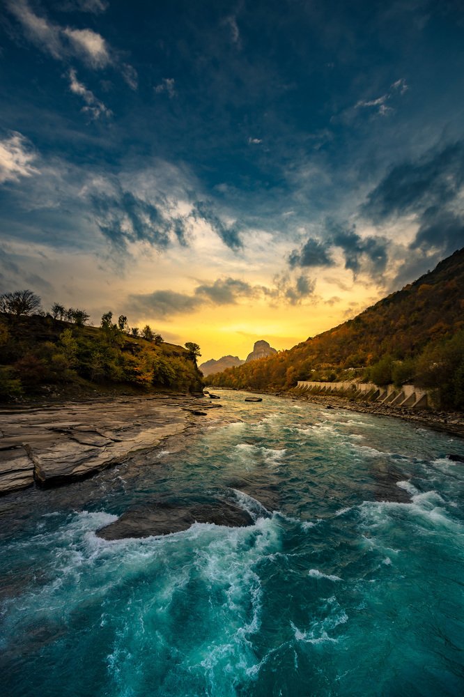 Закат солнца на горной реке