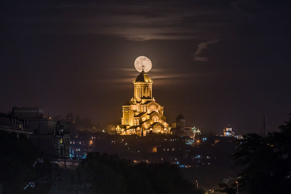 Луна над Самеба (храм св.Троицы в Тбилиси)
