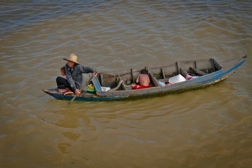 Камбоджа. Жизнь детей в лодке.