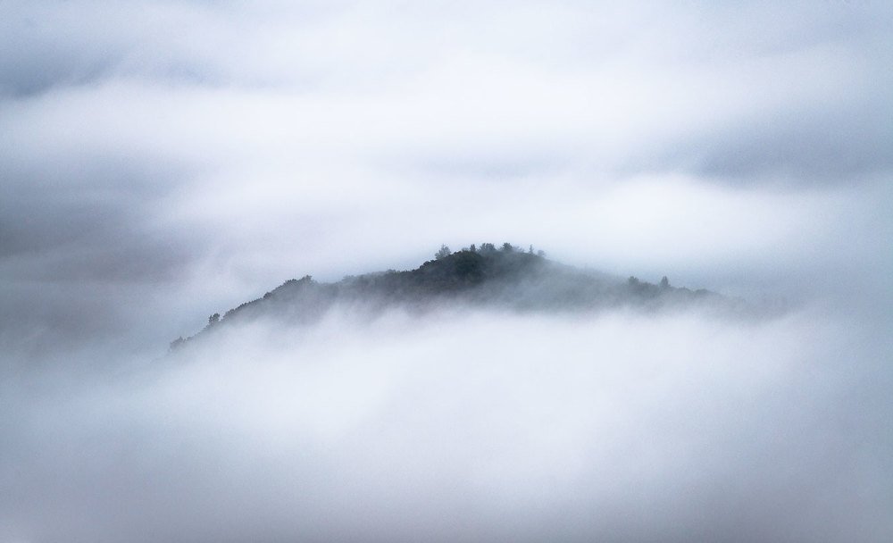 Туманы Камчатки и островок среди них.
