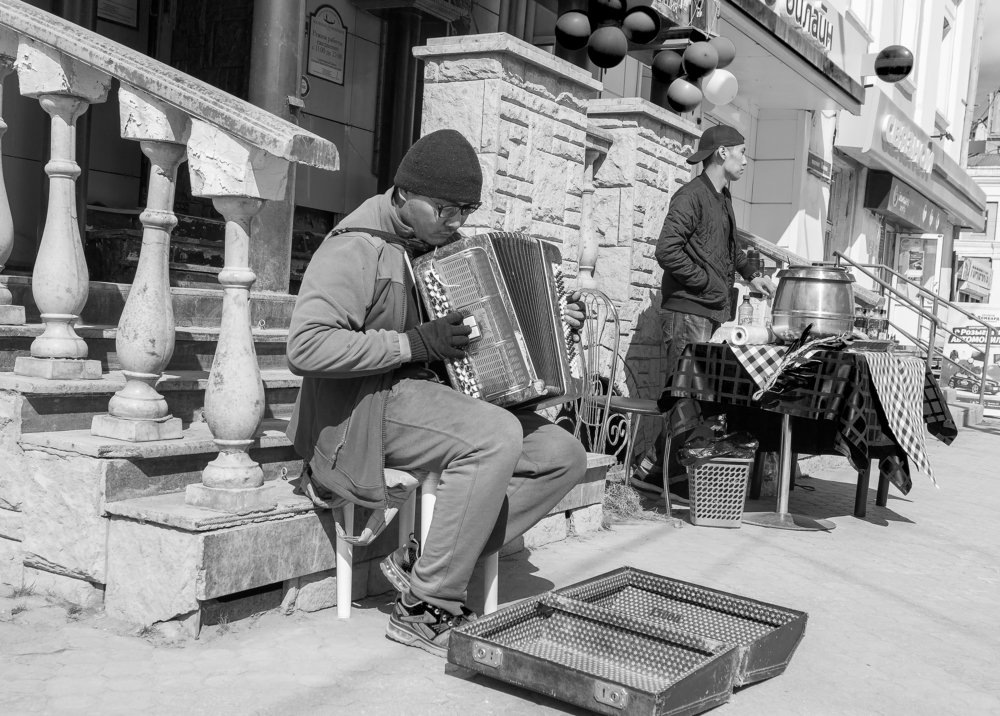 Уличный баянист.