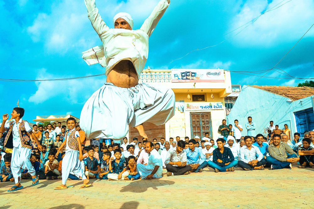 THE TRADITIONAL GARBA DANCE
