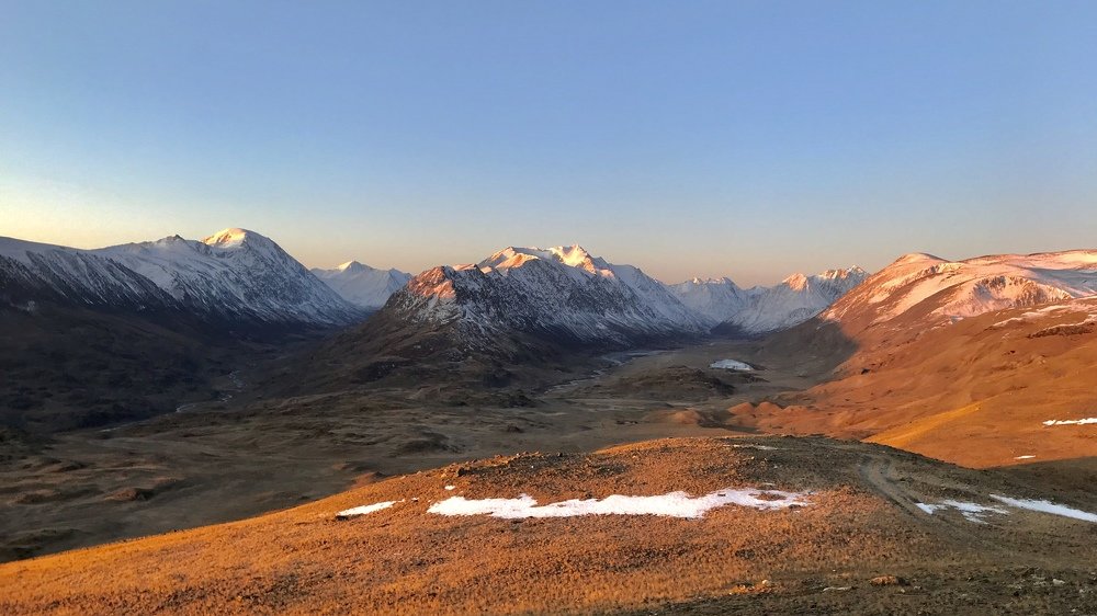 Восход солнца в горах Алтая.