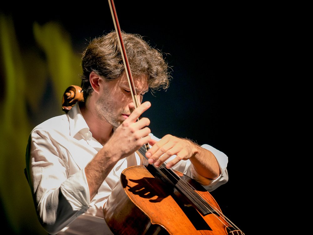 Виолончелист