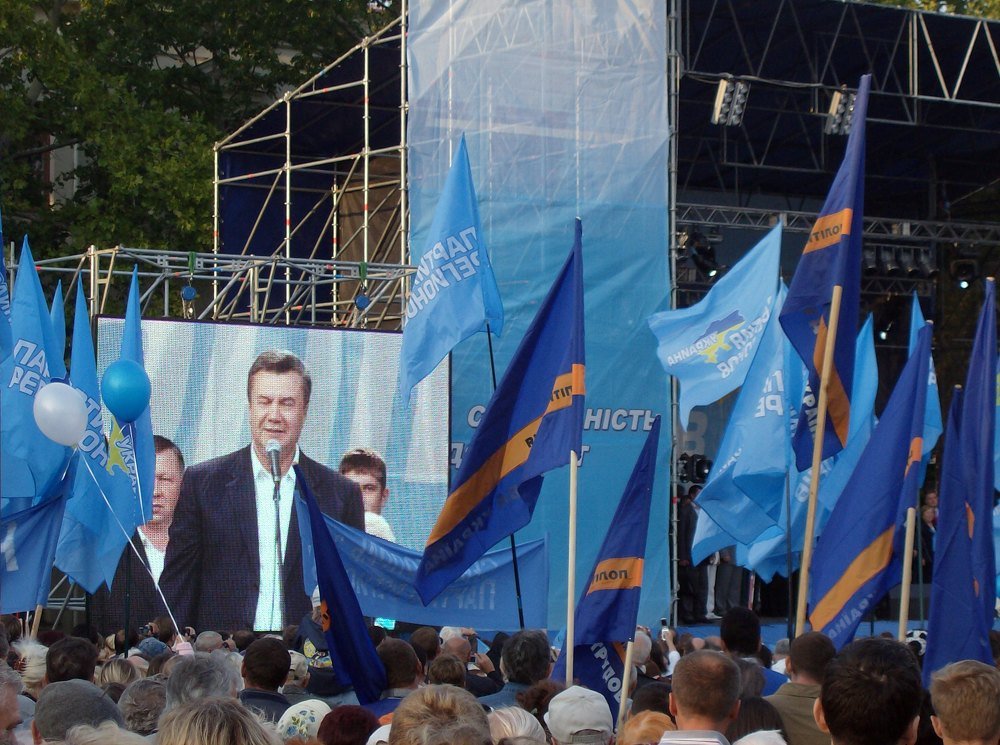 Big political figures and small people under the common sails of life.Большие политические фигуры и маленькие люди под общими парусами жизни.