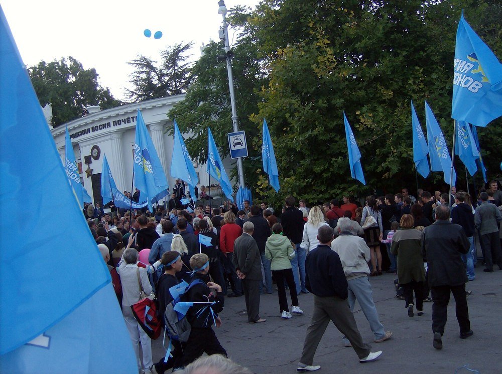 Broad steps to a new life in Ukraine.Широкие шаги к новой жизни в Украине.