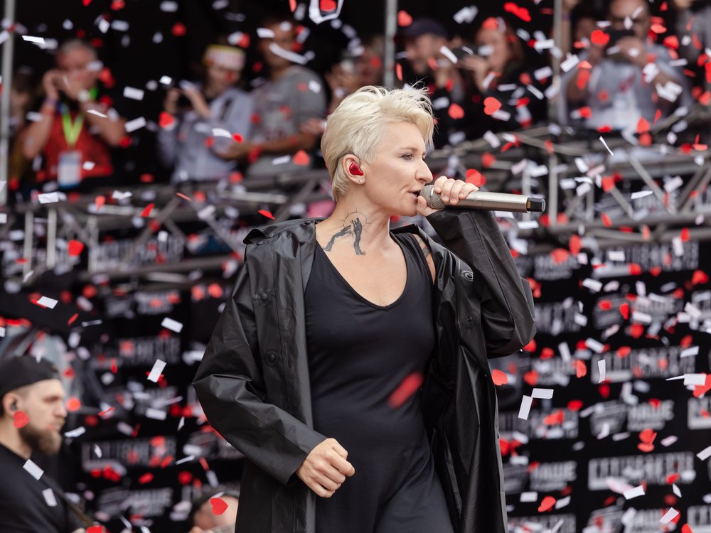 Арбенина поёт