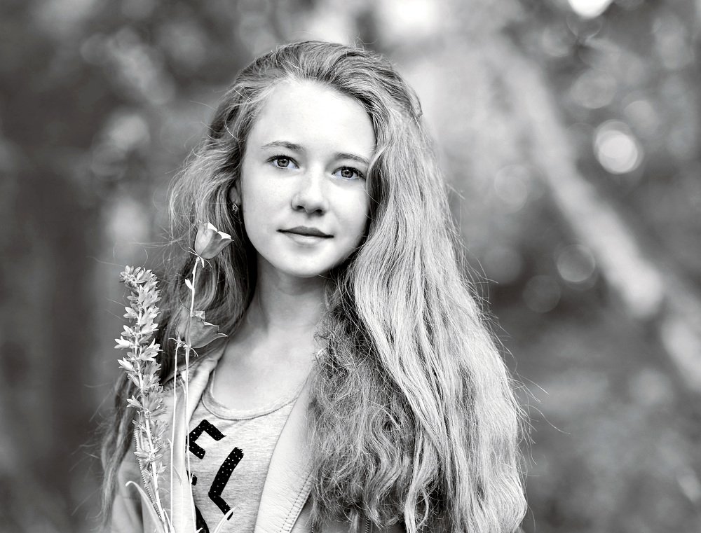 Девушка с цветком