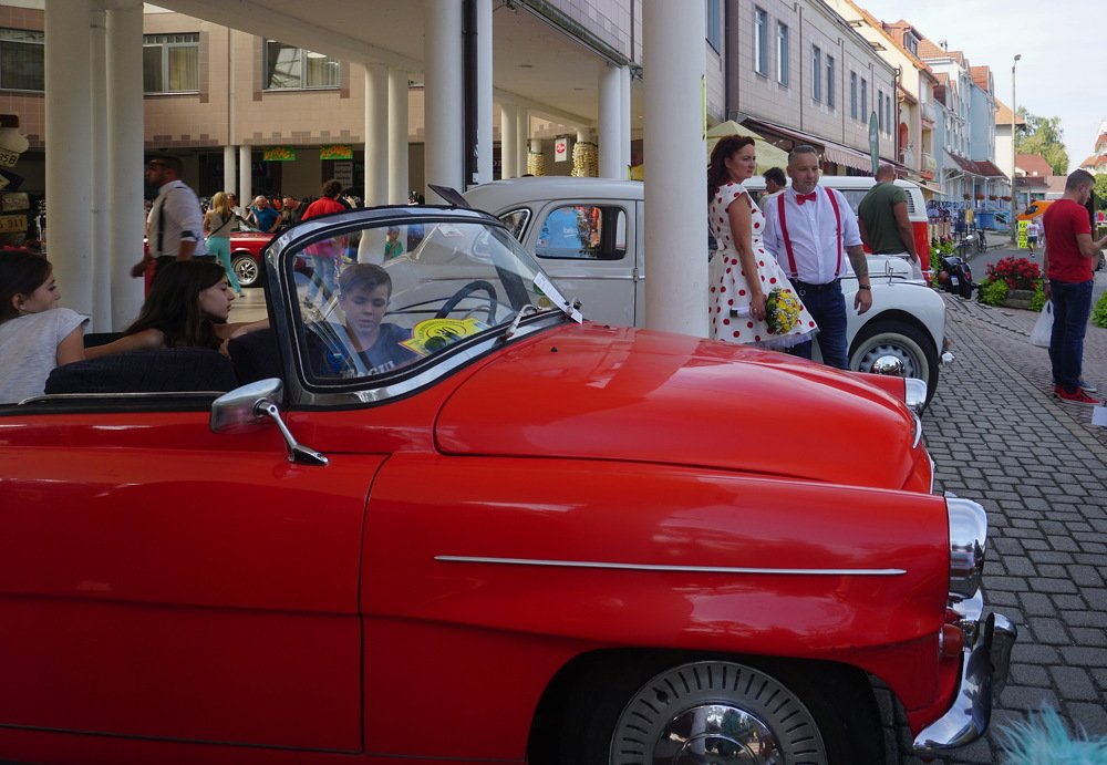 Выставка старинных автомобилей в г. Хевиз.