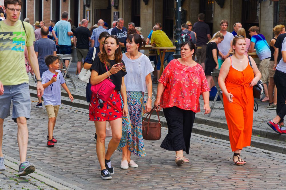 Женская компания на прогулке