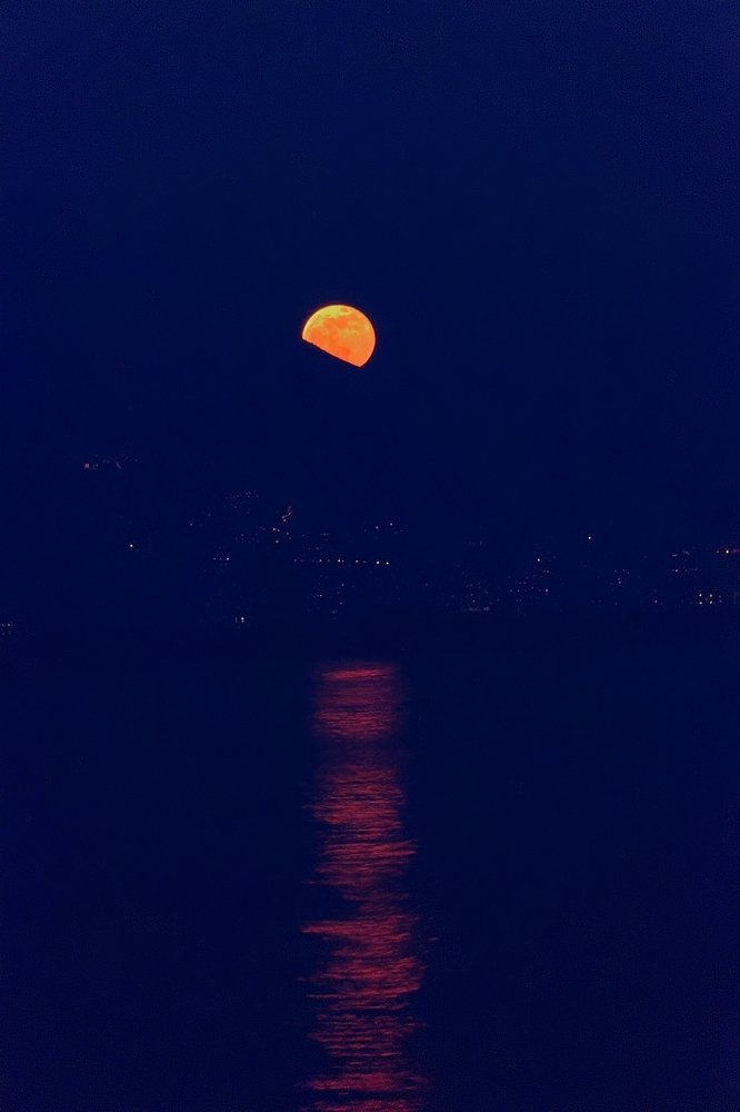Lunar eclipse on Leman lake