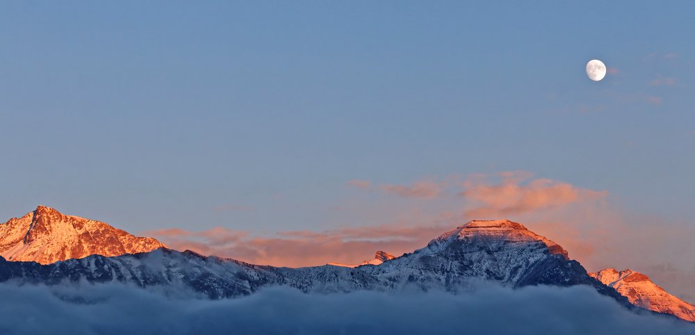 La Lune au coucher du Soleil.
