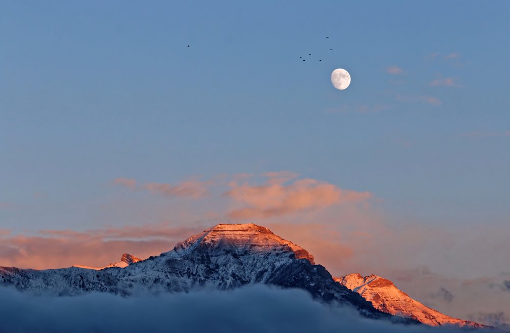 Les derniers rayons du Soleil éclairent la Lune.