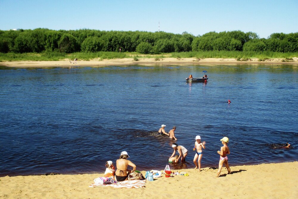 У реки