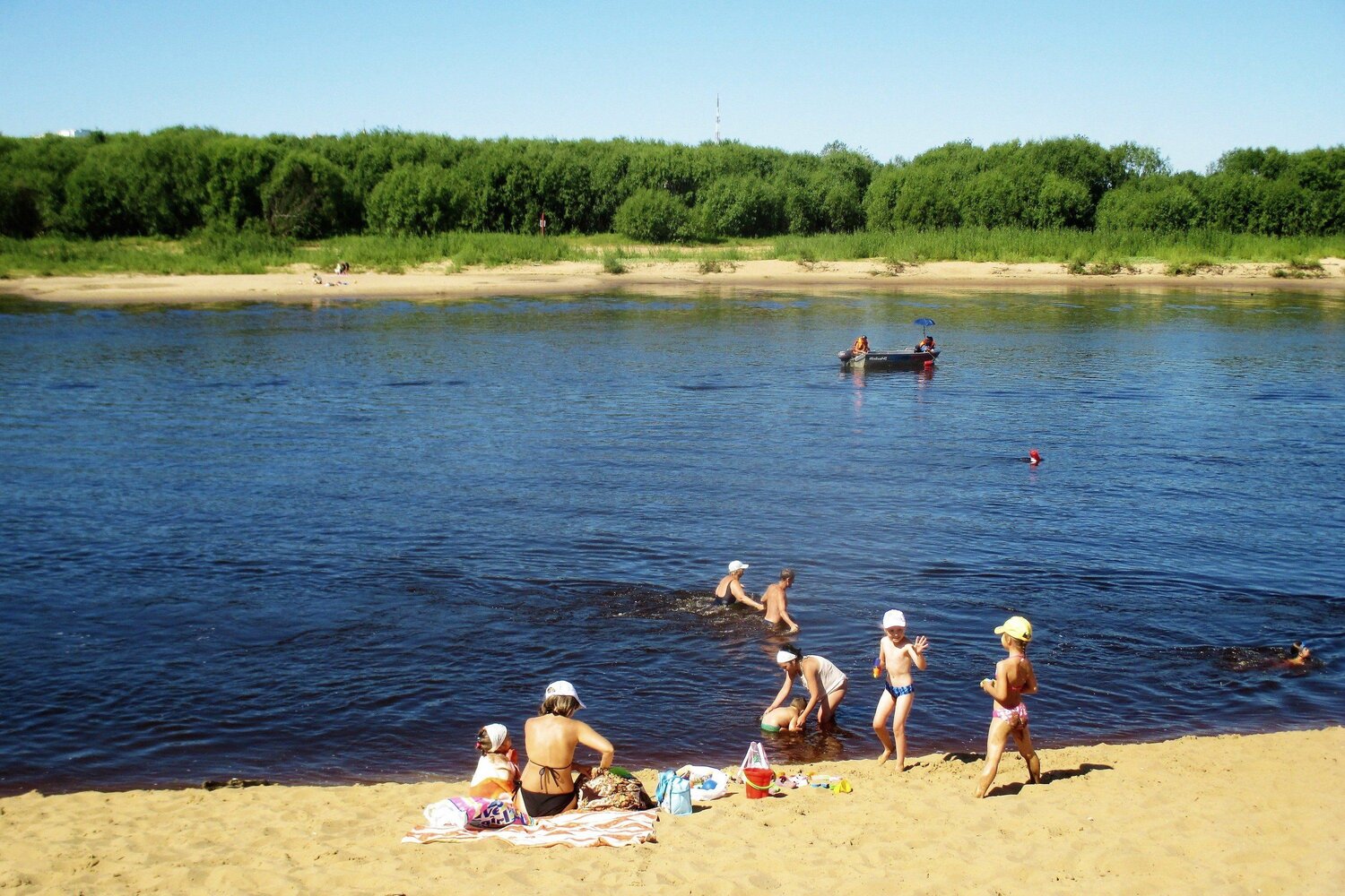 У реки