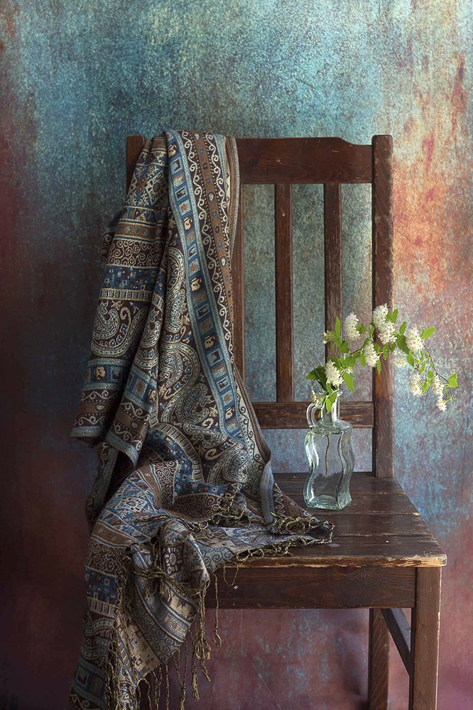 Натюрморт со старым стулом