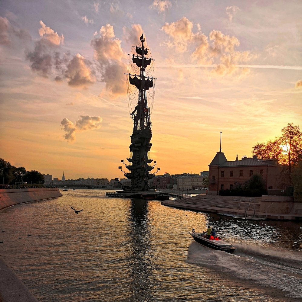 На водоотводном канале у Памятника Петра.
