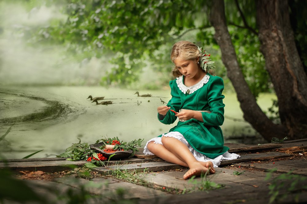 Девушка с рябиновыми бусами