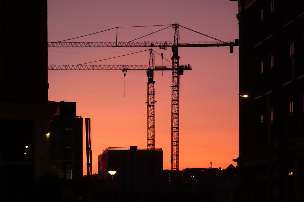 стройка на фоне заката