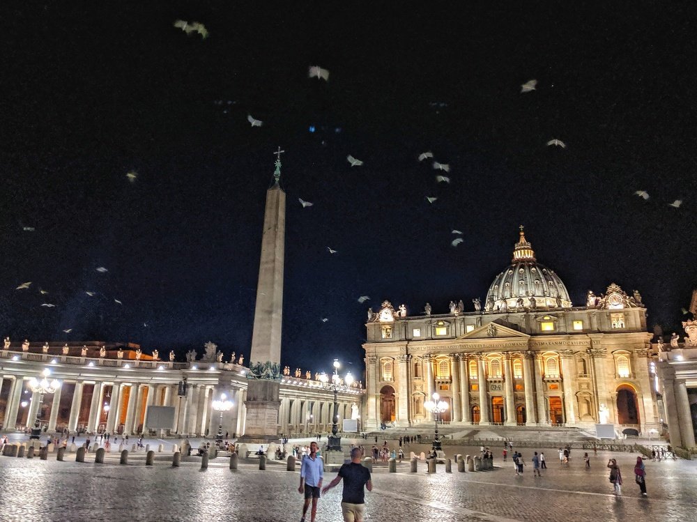 Белые птицы над Пьяцца Сан Пьетро