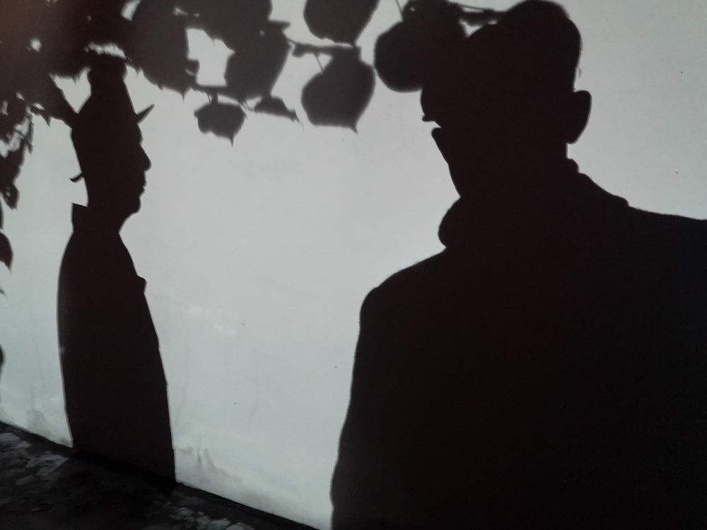 Meeting in a dark alley. Встреча в тёмном переулке.