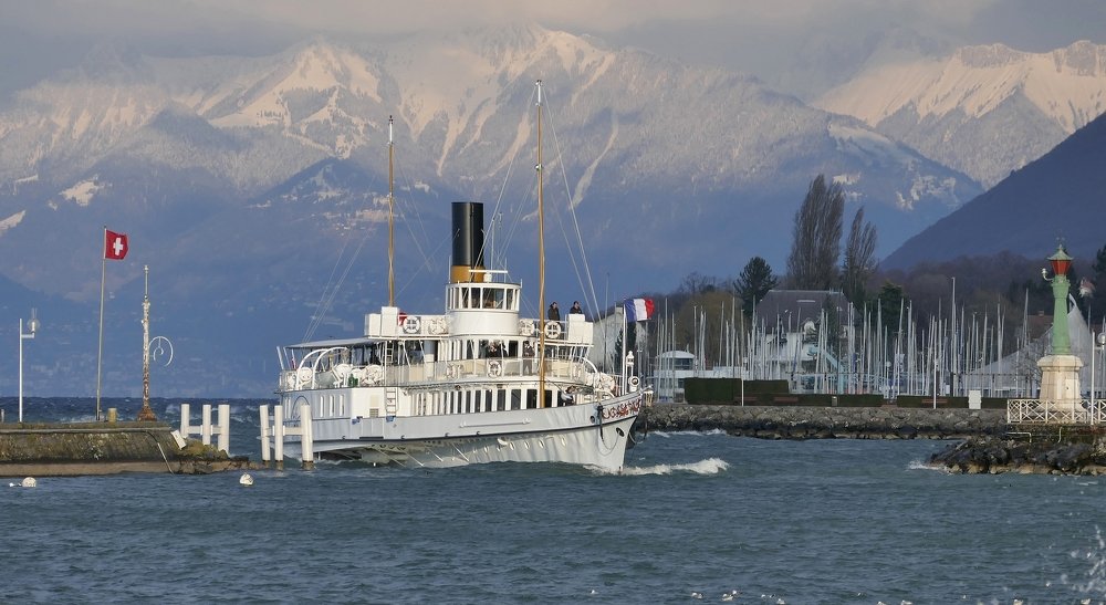 White paddle steamer on the Leman