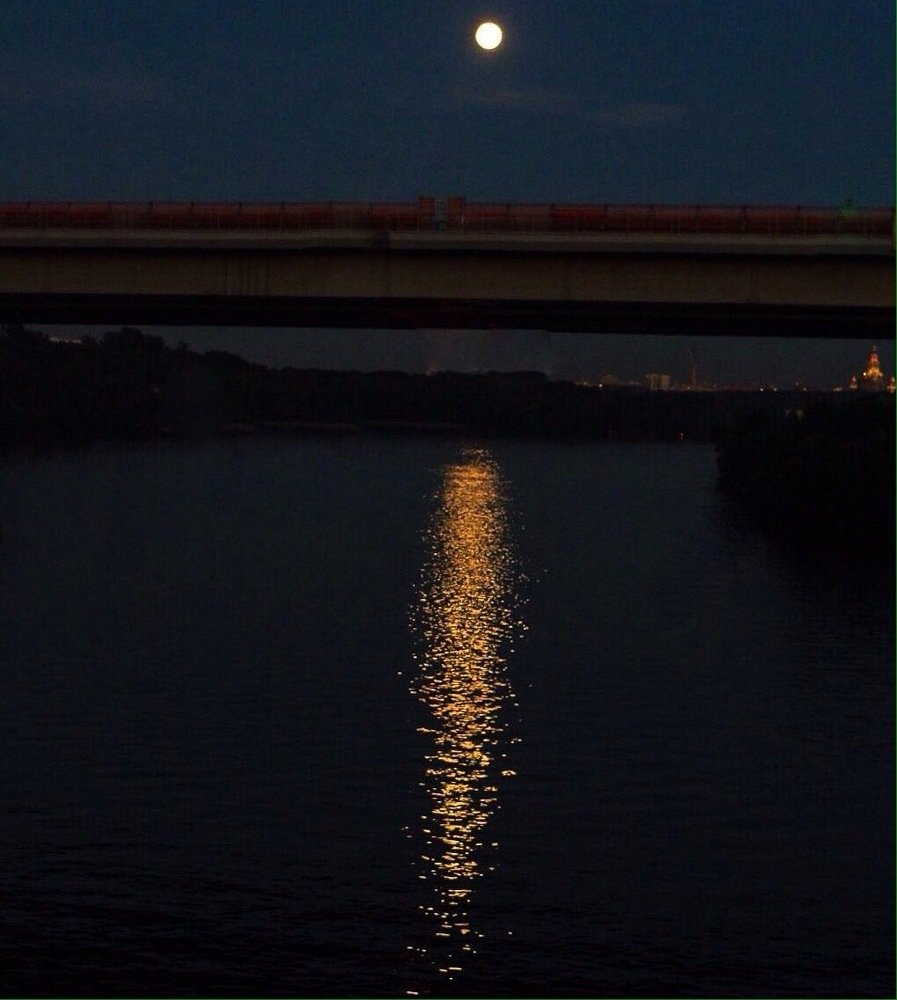 Лунная дорожка на Москве-реке