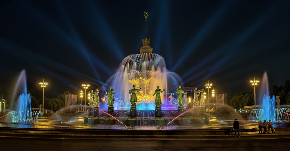 Фонтан «Дружба народов» ночью. Москва.