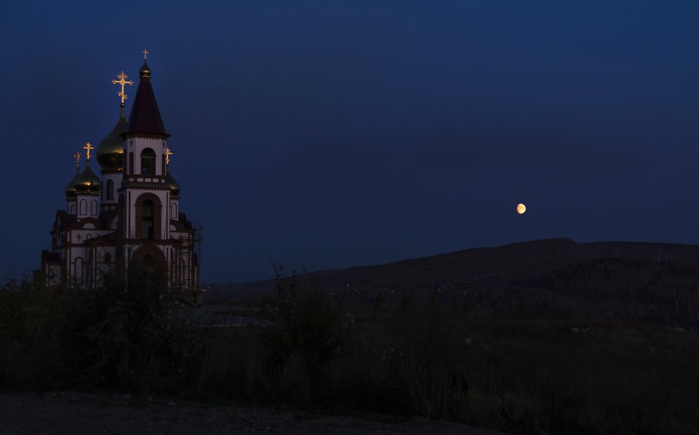 Луна взошла.