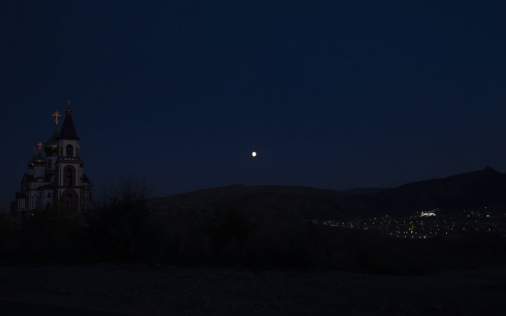 Лунный пейзаж с высокого берега.